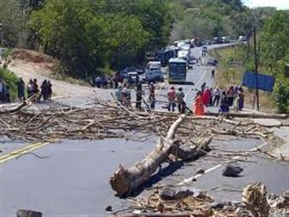 Comunidades afro bloquean la vía Cali - Popayán