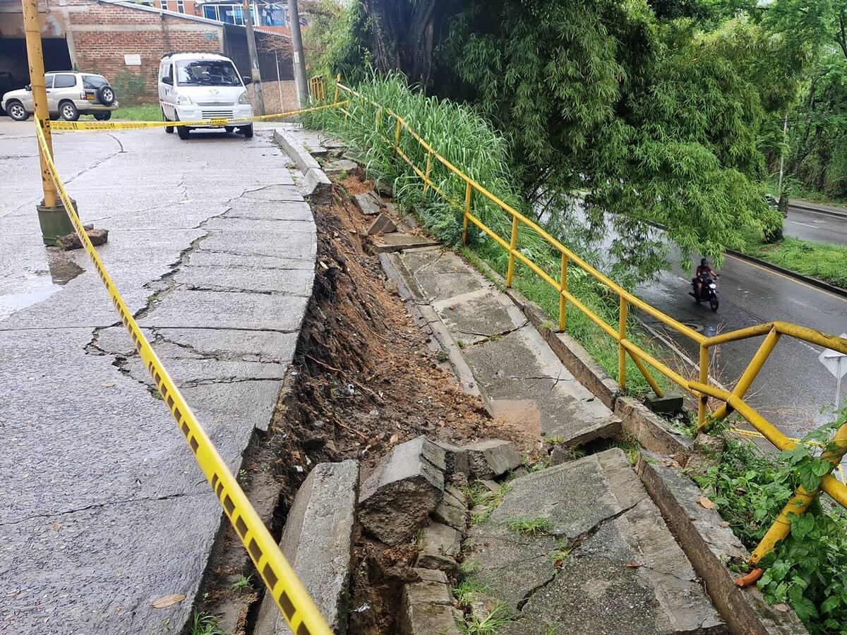 Vía de ingreso al barrio Ciudad Luz presenta riesgo de colapso