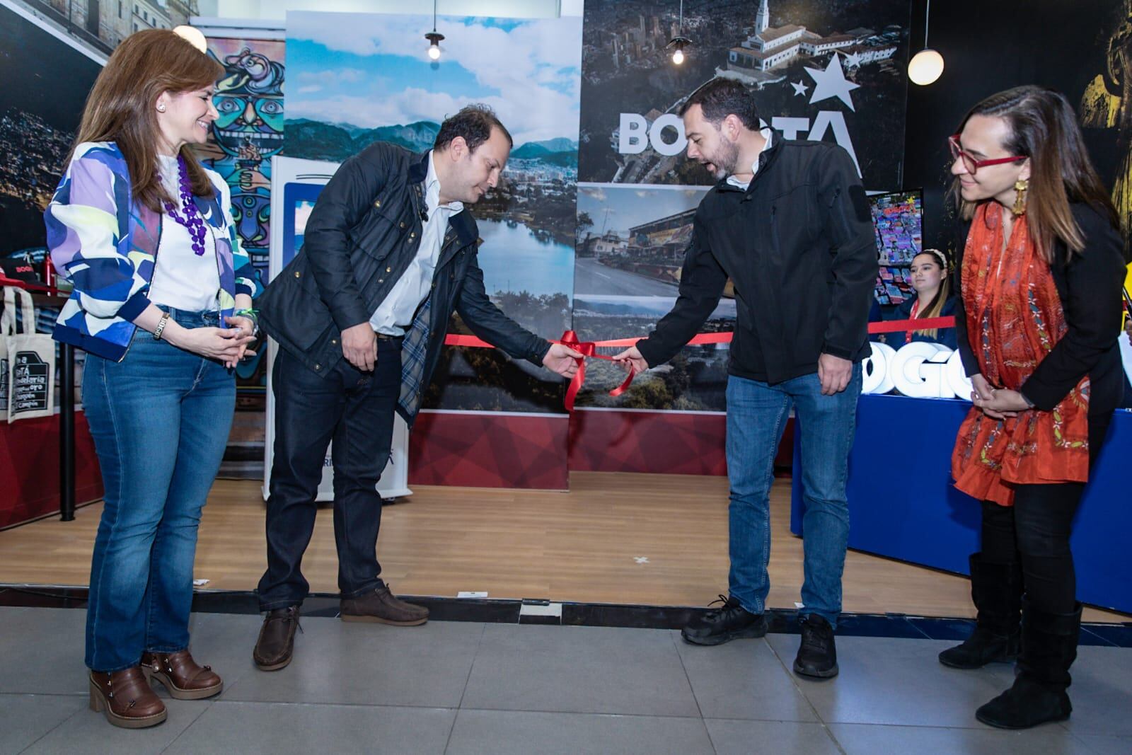 El alcalde Mayor, Carlos Fernando Galán, dio apertura al primer Punto de Atención al TuristaInternacional en el Aeropuerto El Dorado. Crédito: Alcaldía de Bogotá