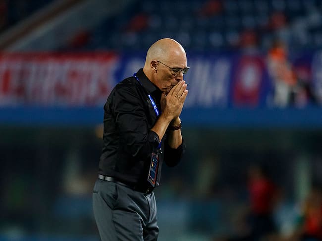 Alfredo Arias dirigiendo al Junior durante un partido de Copa Libertadores. (Photo by Martín Fonseca/Eurasia Sport Images/Getty Images)