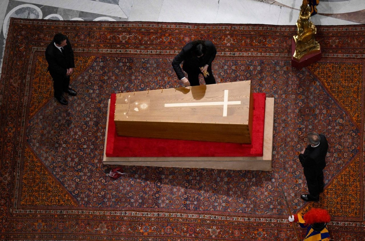 Cierre del féretro del Papa Francisco (VATICAN MEDIA Divisione Foto) Tomada de Vatican News