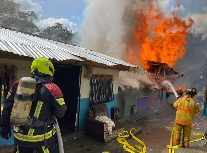 Voráz incendio en Montenegro Quindío. Cortesía Bomberos