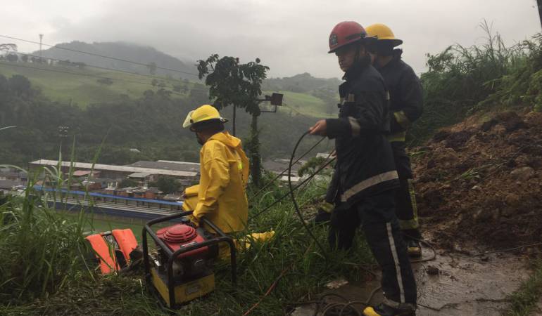 Desde las 5:00 de la mañana las autoridades intentan rescatar a los atrapados.