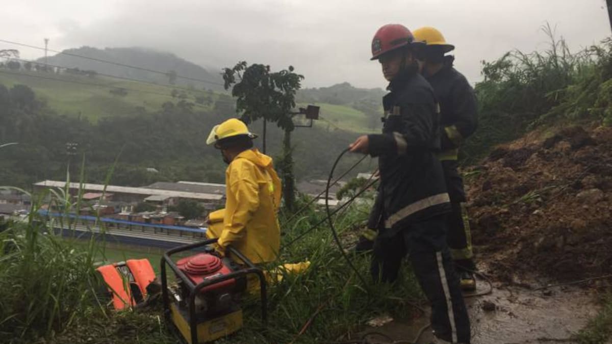 Una buseta del servicio público fue arrasada por un alud de tierra en Pereira