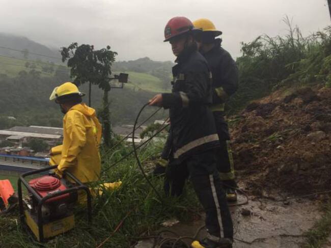 Desde las 5:00 de la mañana las autoridades intentan rescatar a los atrapados.