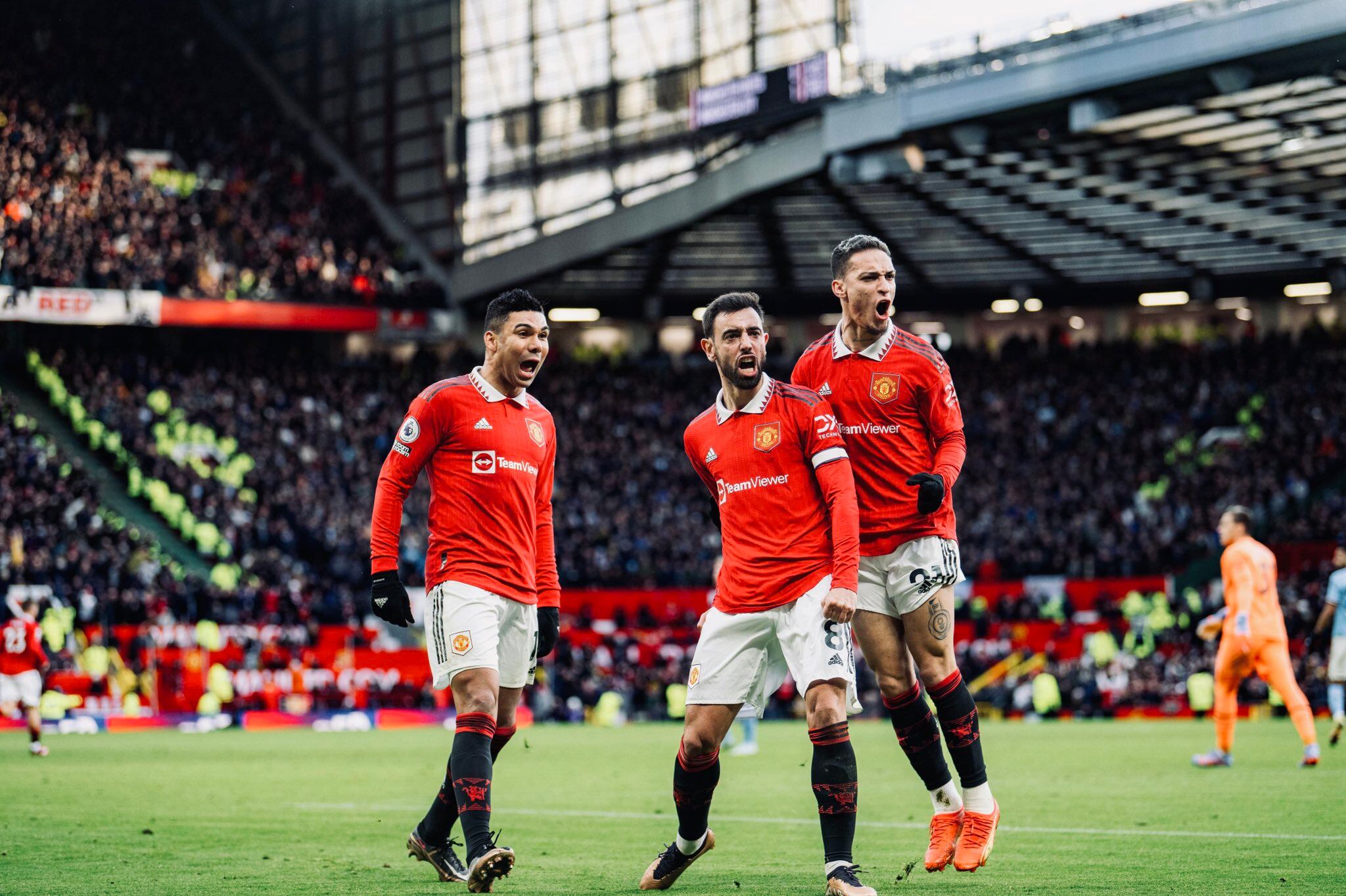 Csemiro, Bruno Fernandes y Antony celebran uno de los goles del Manchester United / Foto: @ManUtd