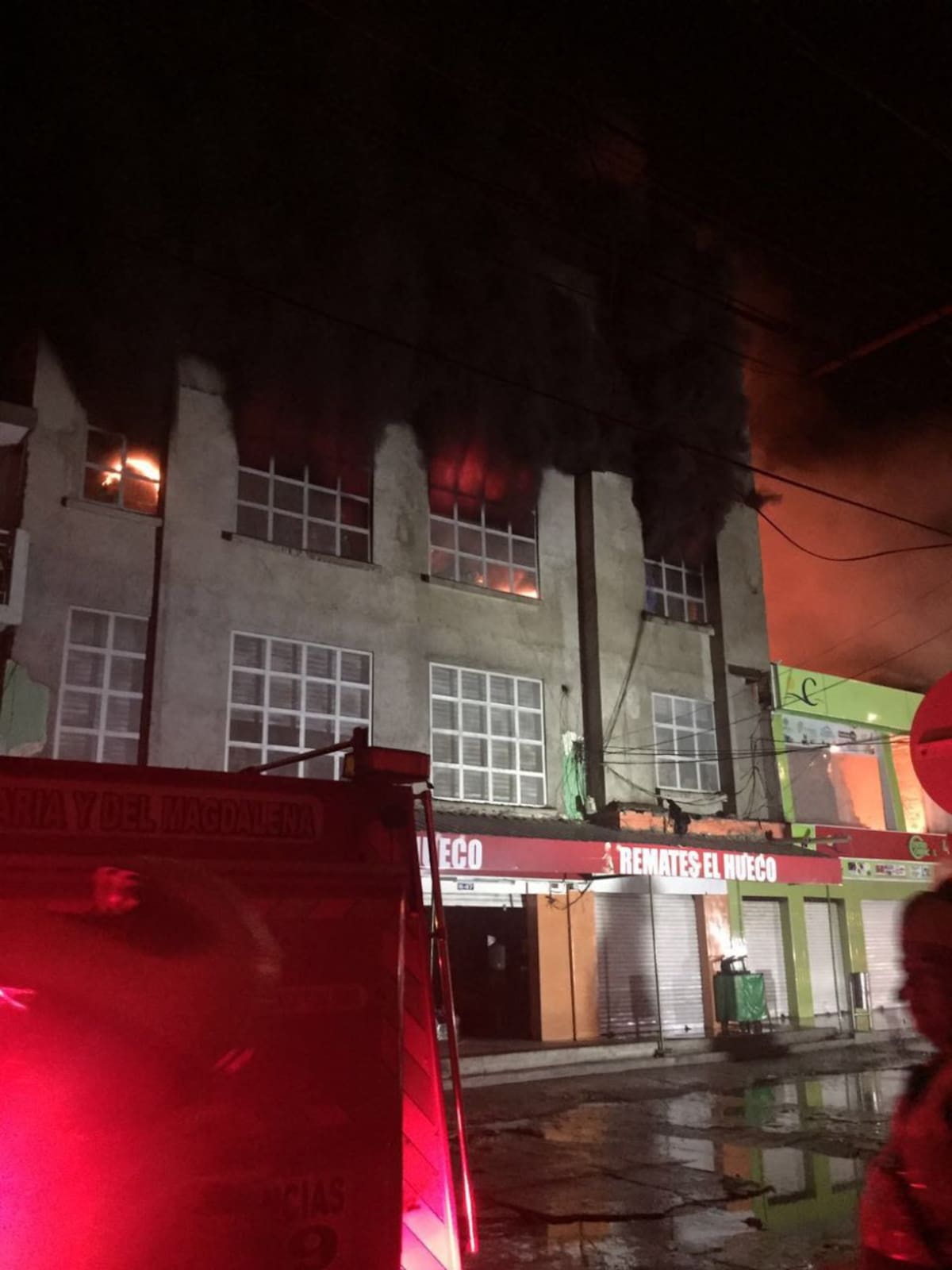 El hecho ha causado pánico entre los comerciantes de los alrededores quienes también ayudan con carrotanques.