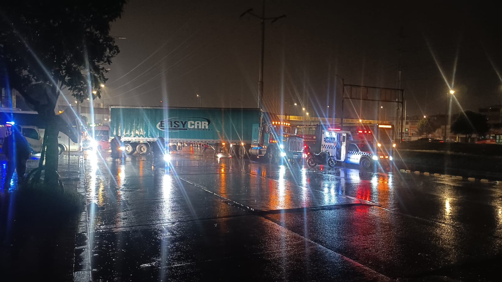 Caos en la Autopista Norte por tractocamión que bloquea la salida de Bogotá. Foto: suministrada.
