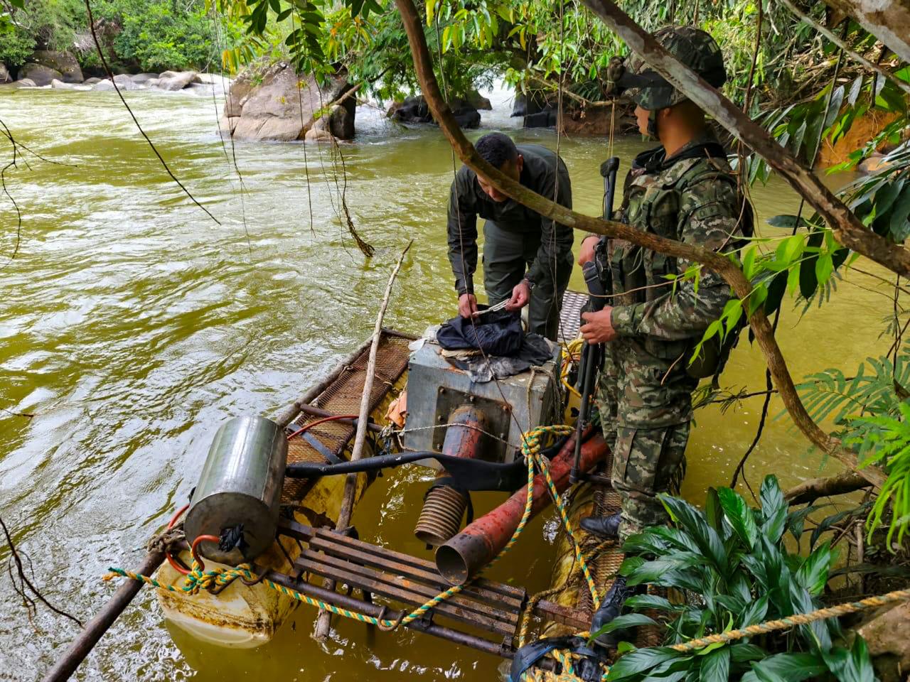 Unidades de minería del Clan del Golfo en San Carlos, Antioquia. Foto: Cuarta Brigada.