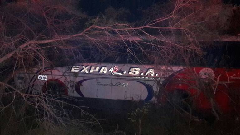 El bus se salió de la vía, tras el percance, según dijeron pasajeros.