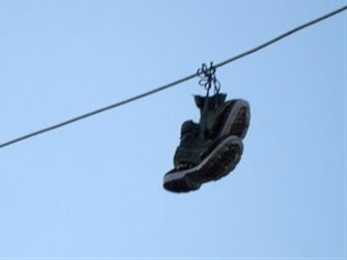Con zapatos colgados convocan a una protesta nacional