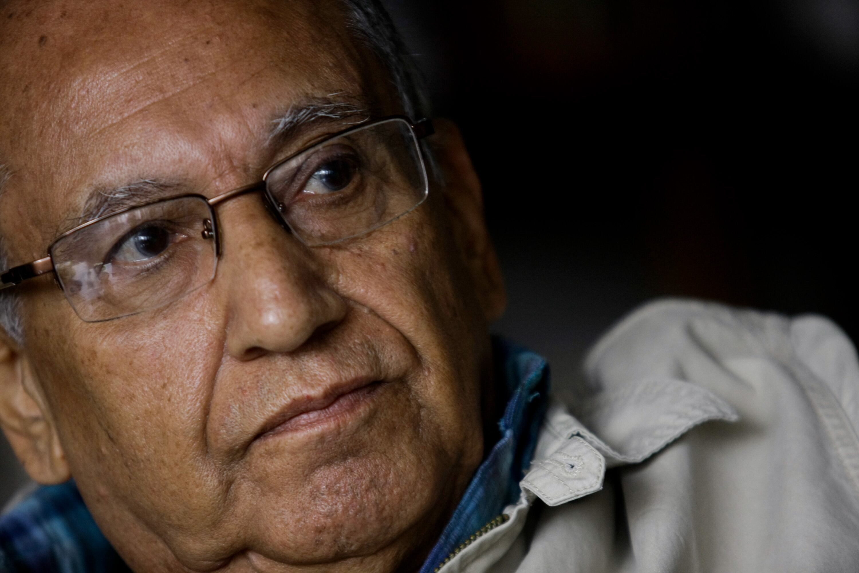 UN MES DESPUES DE LA MUERTE DEL PERIODISTA Y ESCRITOR GERMAN PINZON, SU FAMILIA LO RECUERDA EN LA CASA DONDE ESCRIBIO SU ULTIMA NOVELA. LEOPOLDO PINZON, SU HERMANO, Y SU ESPOSA SONIA CARDENAS SALAZAR RECUERDAN LA VIDA DEL ESCRITOR COLOMBIANO. (COLPRENSA- ANDRES TORRES).