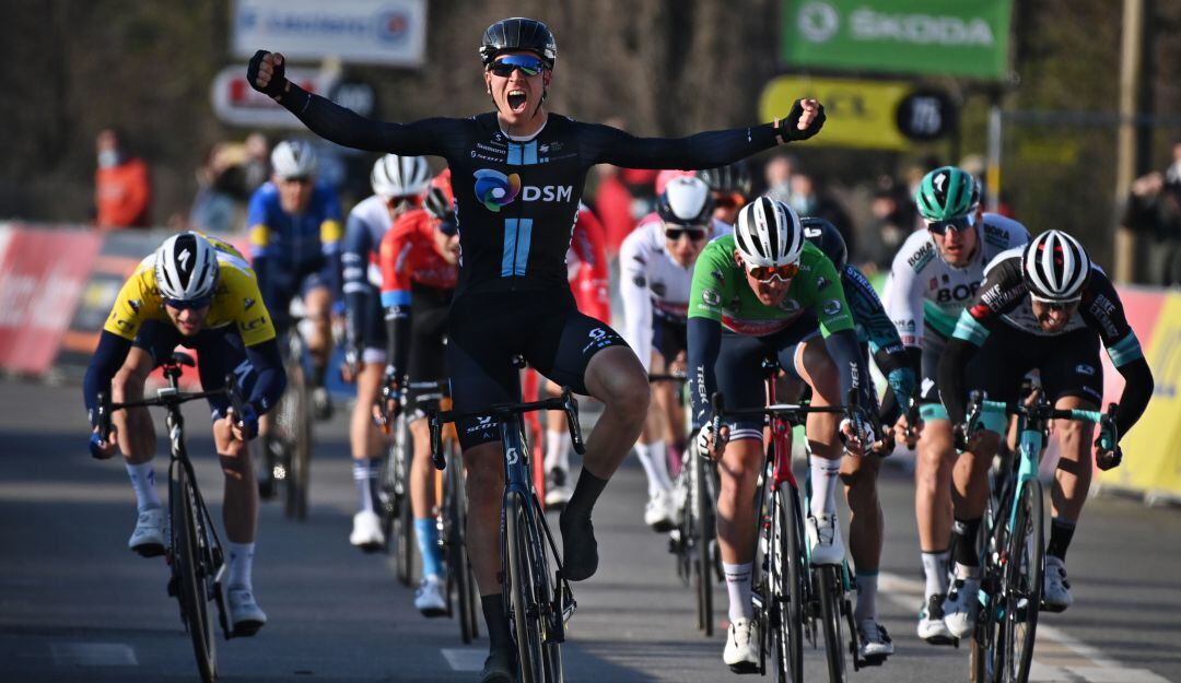 Cees Bol festeja la victoria en el sprint final.