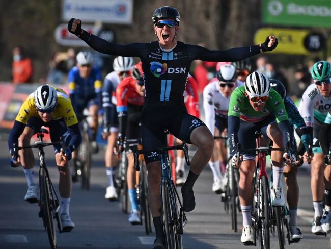 Cees Bol festeja la victoria en el sprint final.