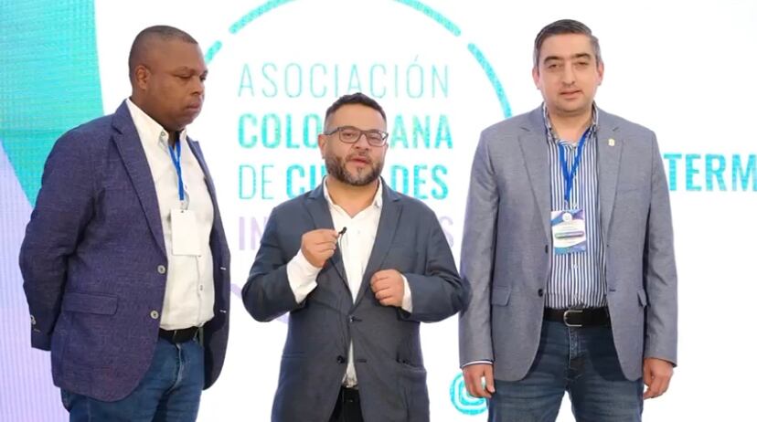 De izquierda a derecha: Diego Torres, alcalde de Itagüí, Santiago Ospina, director ejecutivo de Asointermedias, y Jaison Mosquera, alcalde Istmina.