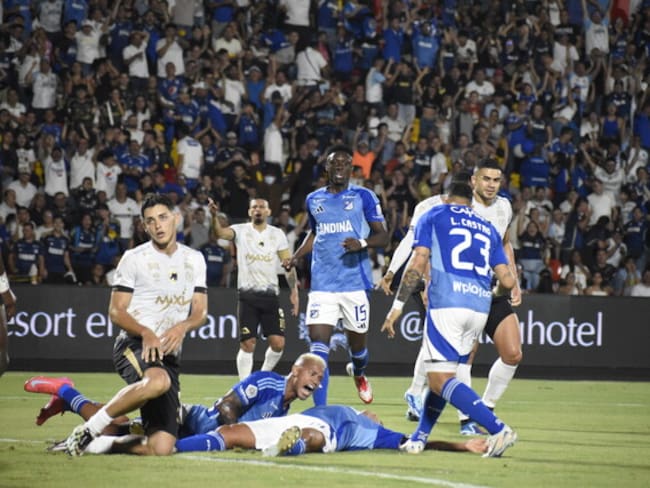 David Mackalister Silva se lesiona en el momento de su gol / Colprensa.