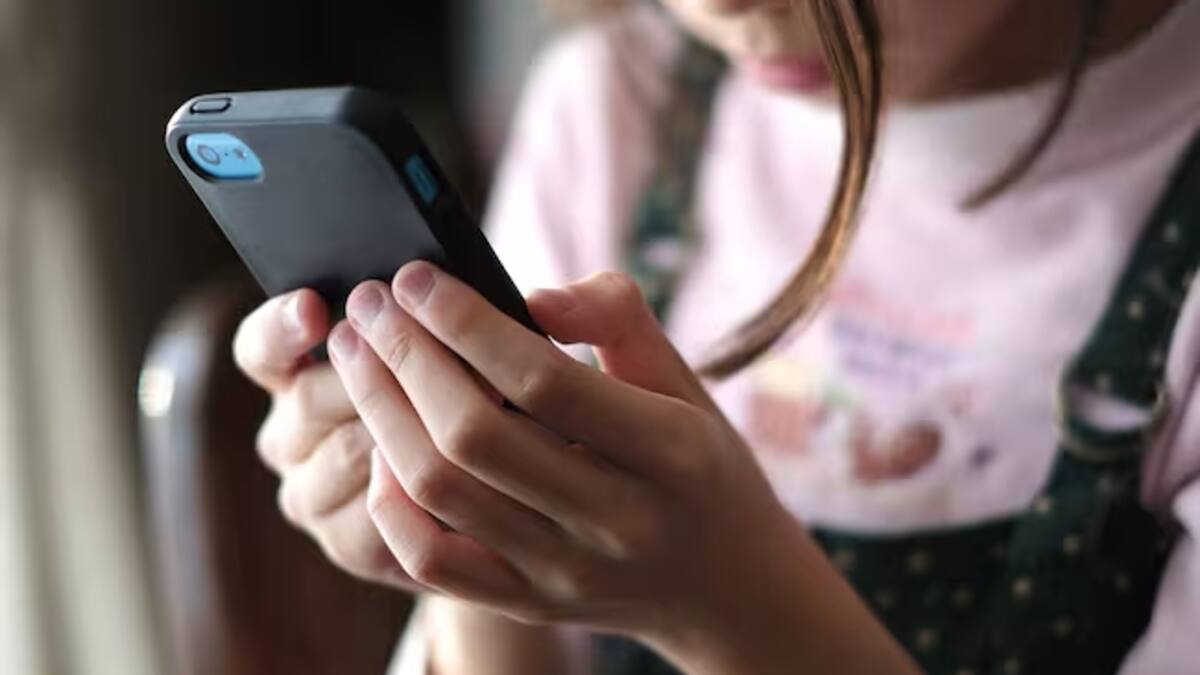 Senador Cabrales propone ley para prohibir redes sociales a menores de 14 años