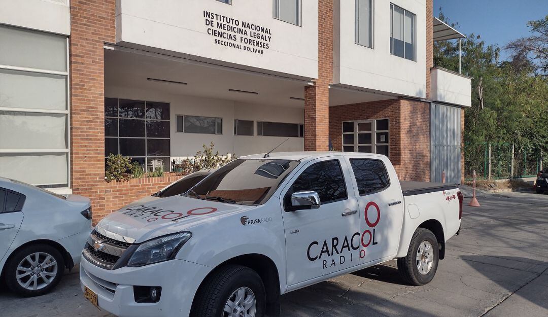 El fallecido fue encontrado desnudo y con varios machetazos e impactos de arma de fuego