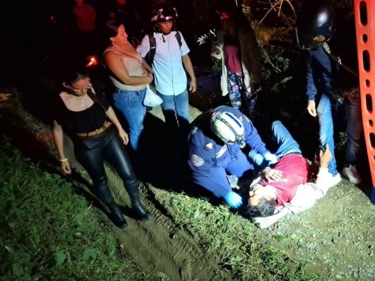 Motociclista resultó lesionado tras chocar con un derrumbe en el municipio de Anserma, Caldas
