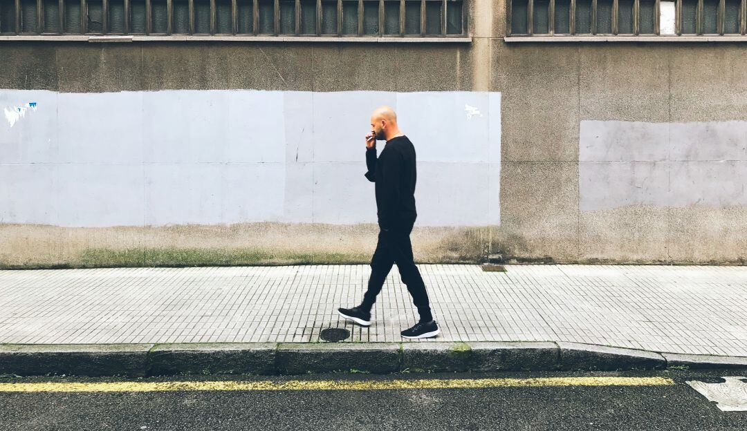 Hombre caminando en la calle