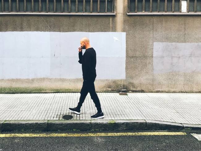 Hombre caminando en la calle