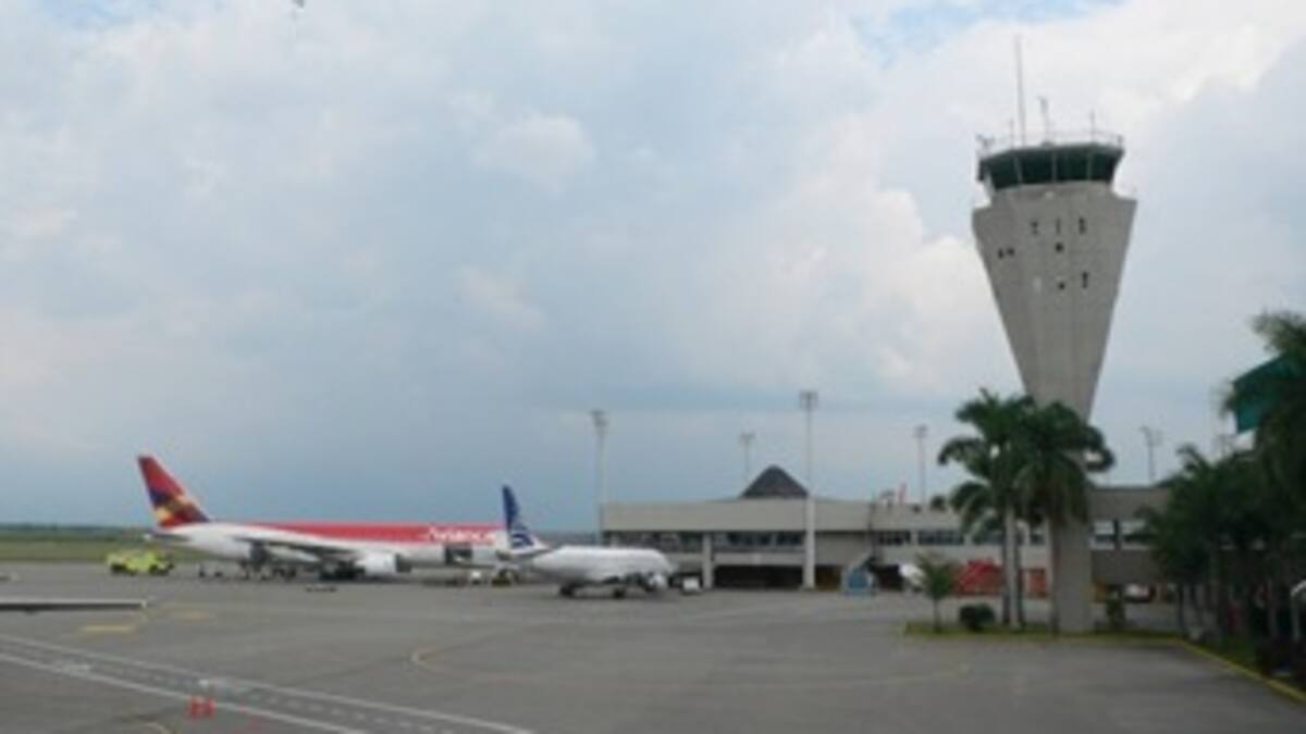 Ataque de las Farc a torre de comunicaciones causará retrasos a operación aérea, admite la Aerocivil