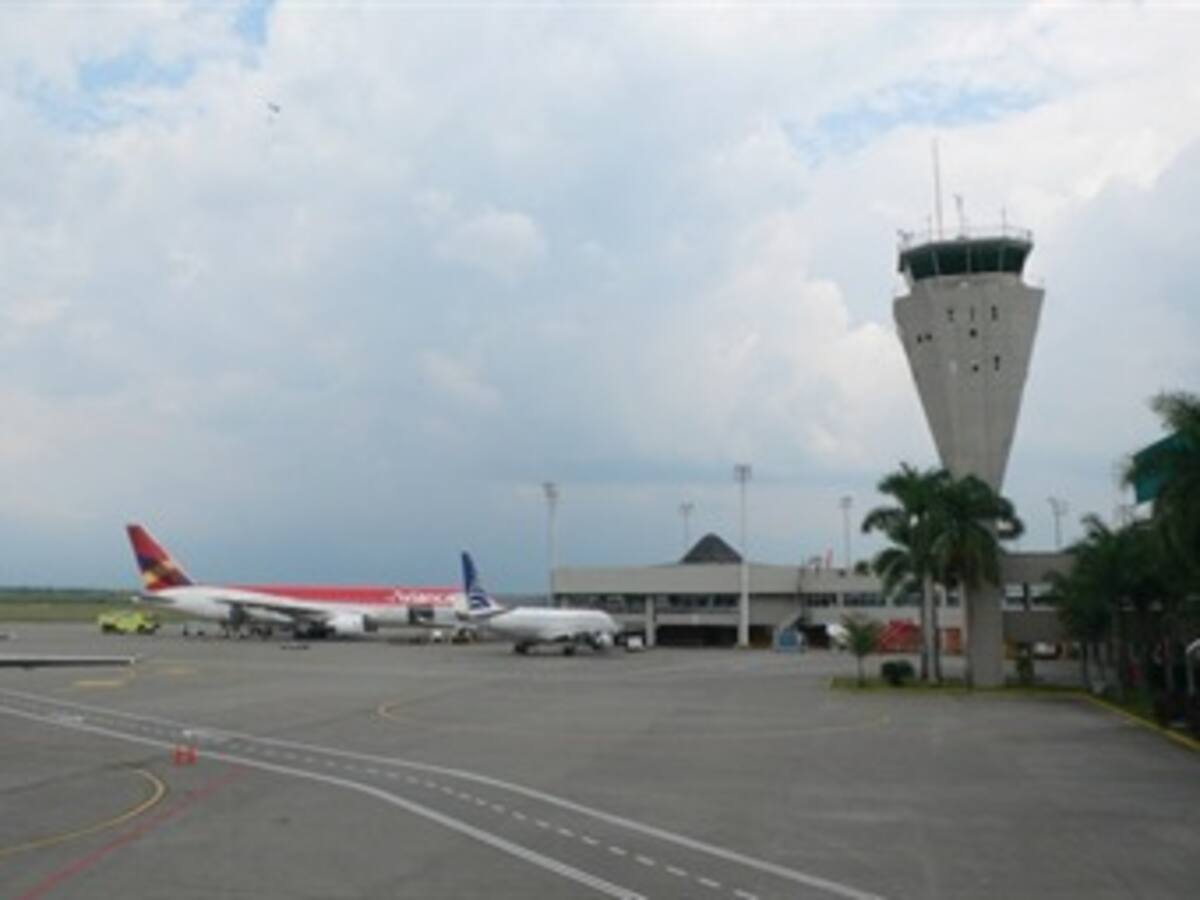 Ataque de las Farc a torre de comunicaciones causará retrasos a operación aérea, admite la Aerocivil