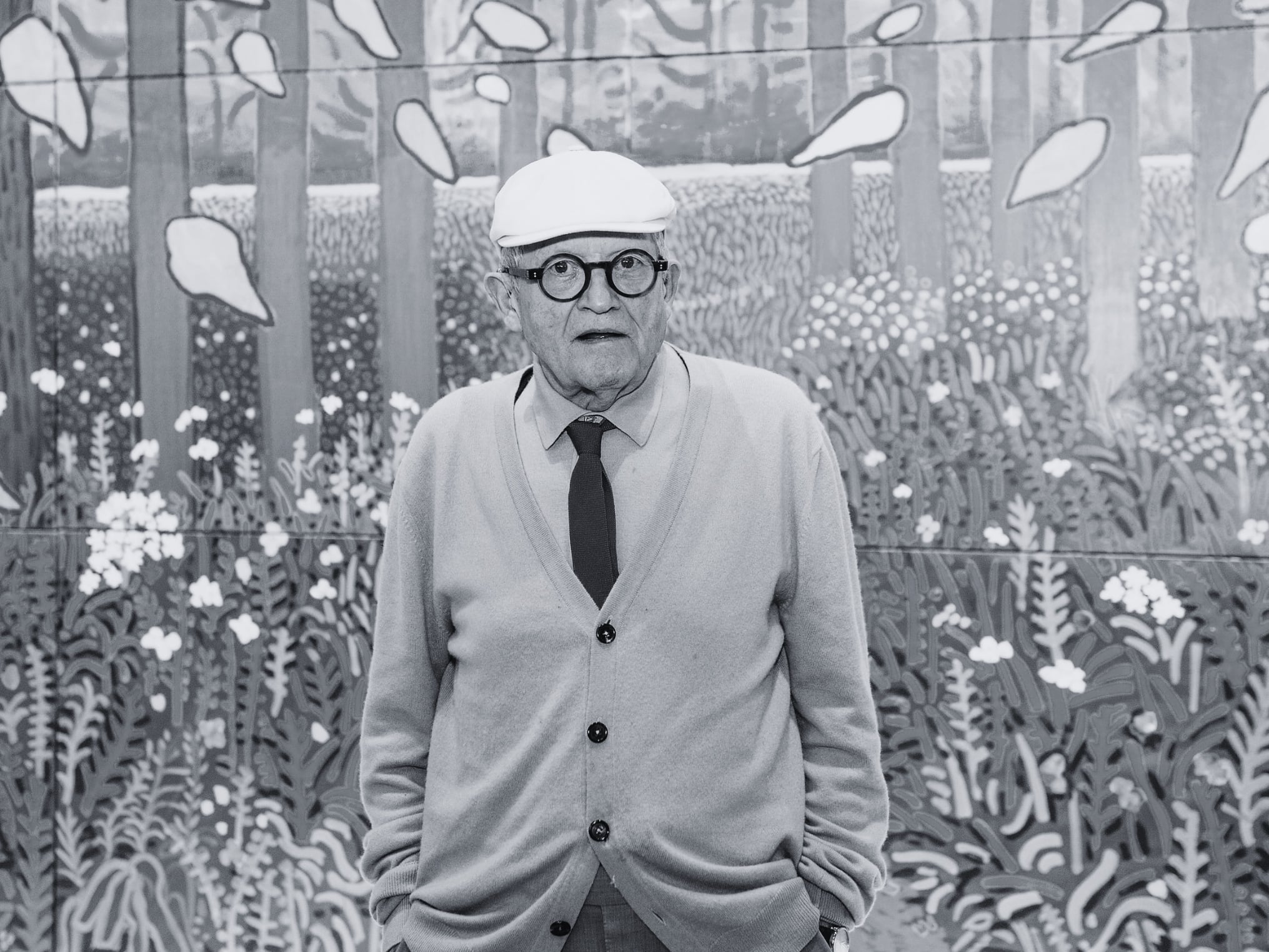 David Hockney posa en frente de su obra "La llegada de la primavera en Woldgate, East Yorkshire en 2011" (Cortesía: Aurelien Meunier/Getty Images)