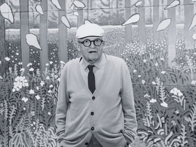 David Hockney posa en frente de su obra "La llegada de la primavera en Woldgate, East Yorkshire en 2011" (Cortesía: Aurelien Meunier/Getty Images)