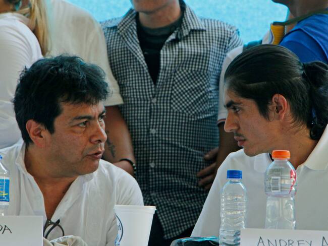 AME5516. TIBÚ (COLOMBIA), 08/10/2023.- El vocero de la delegación del EMC, Andrey Avendaño (d), habla con el alto comisionado para la paz de Colombia, Danilo Rueda, durante la instalación de la mesa de diálogo y el arranque del cese al fuego bilateral, hoy, en el municipio de Tibú (Colombia). El Gobierno colombiano abrió este domingo con el Estado Mayor Central (EMC), la principal disidencia de las FARC, su segundo proceso de paz en una jornada donde la incertidumbre ha sido la protagonista y que ha llevado a los campesinos a exigir a gritos un cese al fuego que finalmente las dos partes han anunciado para la próxima semana. EFE/ Mario Caicedo