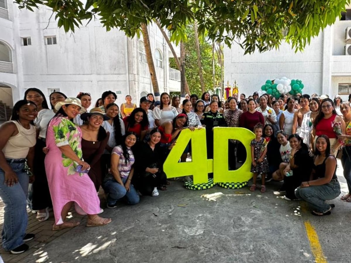 Policía Nacional rinde homenaje a las mujeres de la Metropolitana de Cartagena