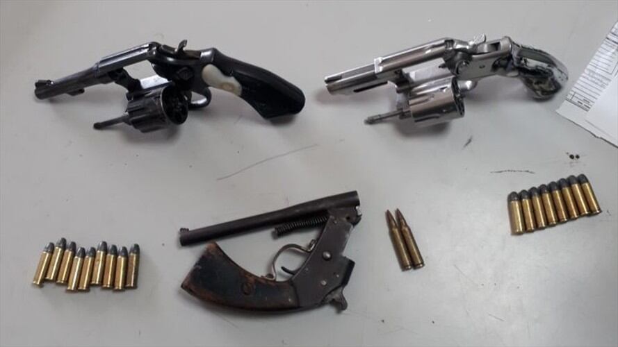 Uniformados de la Policía Metropolitana encontraron tres armas de fuego abandonadas en la vía a la vereda La Rejoya. Foto: Policía