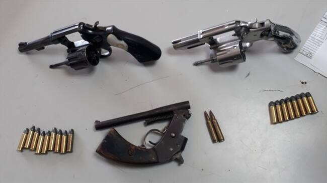 Uniformados de la Policía Metropolitana encontraron tres armas de fuego abandonadas en la vía a la vereda La Rejoya. Foto: Policía