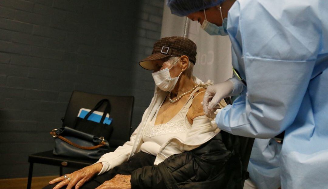 'Pico y cédula' para que mayores de 80 años sin cita se vacunen esta semana