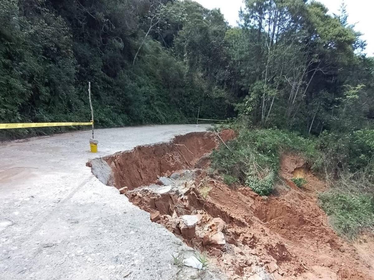 Al menos 15.000 personas están afectadas por falla geológica en tramo de la vía Medellín-Guadalupe