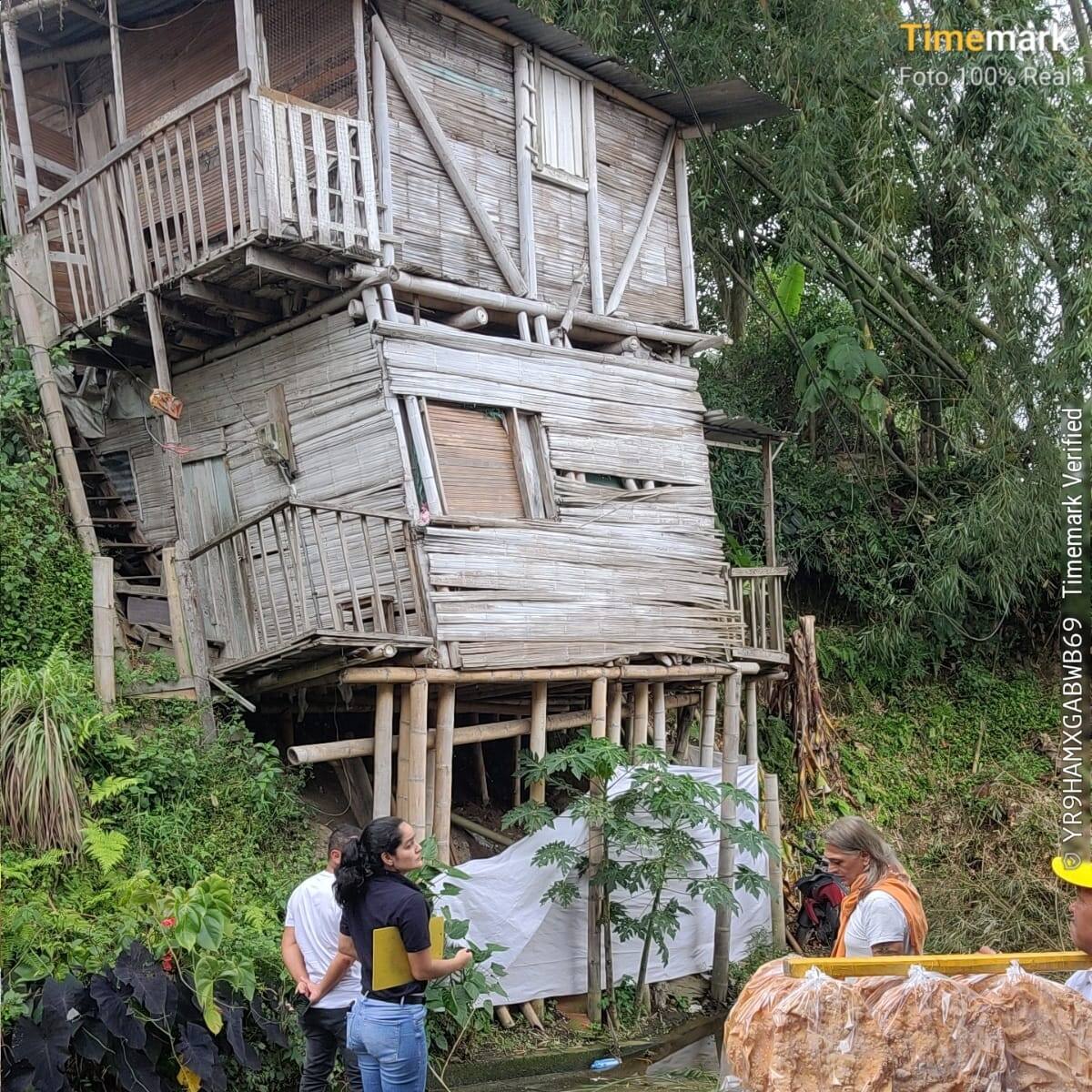 Denuncia: una casa de tres niveles amenaza riesgo de colapso en Armenia, alcaldía visitó la zona