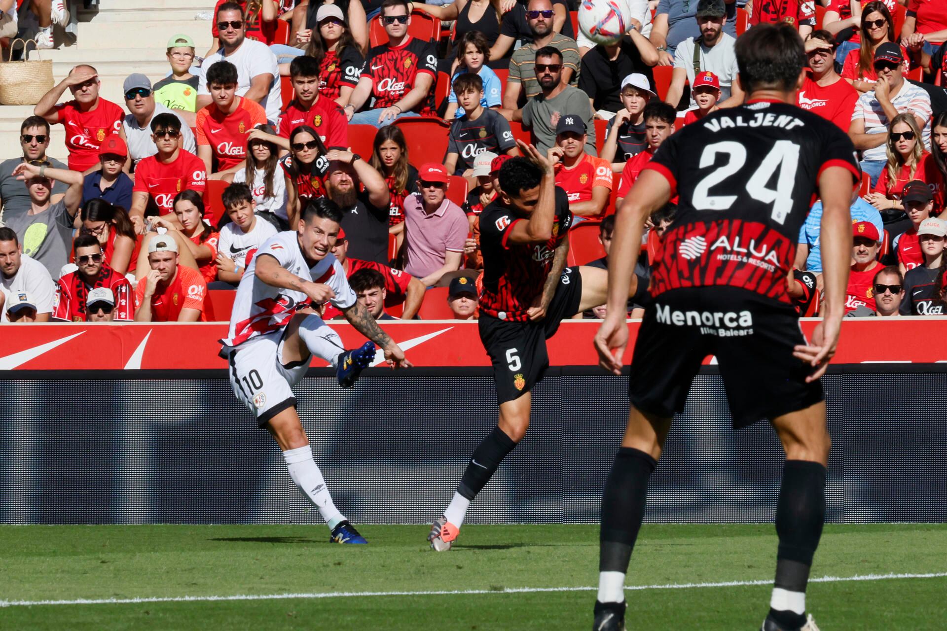 James Rodríguez lanza un centro al área durante el juego entre el Mallorca y el Rayo Vallecano. EFE/ Cati Cladera