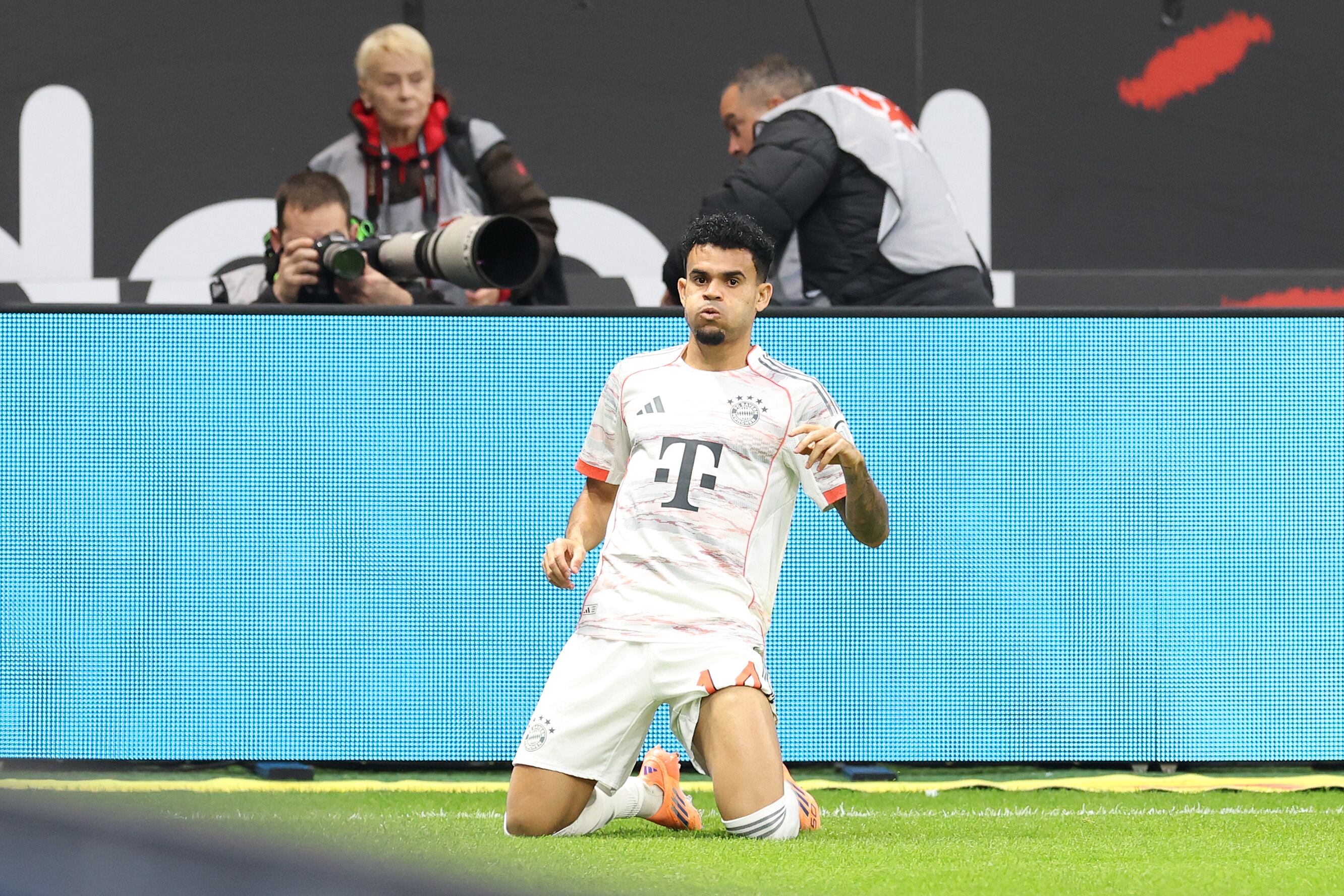 Luis Díaz festeja un gol con el Bayern Múnich ante el Eintracht Frankfurt. (Photo by Alexander Hassenstein/Getty Images)