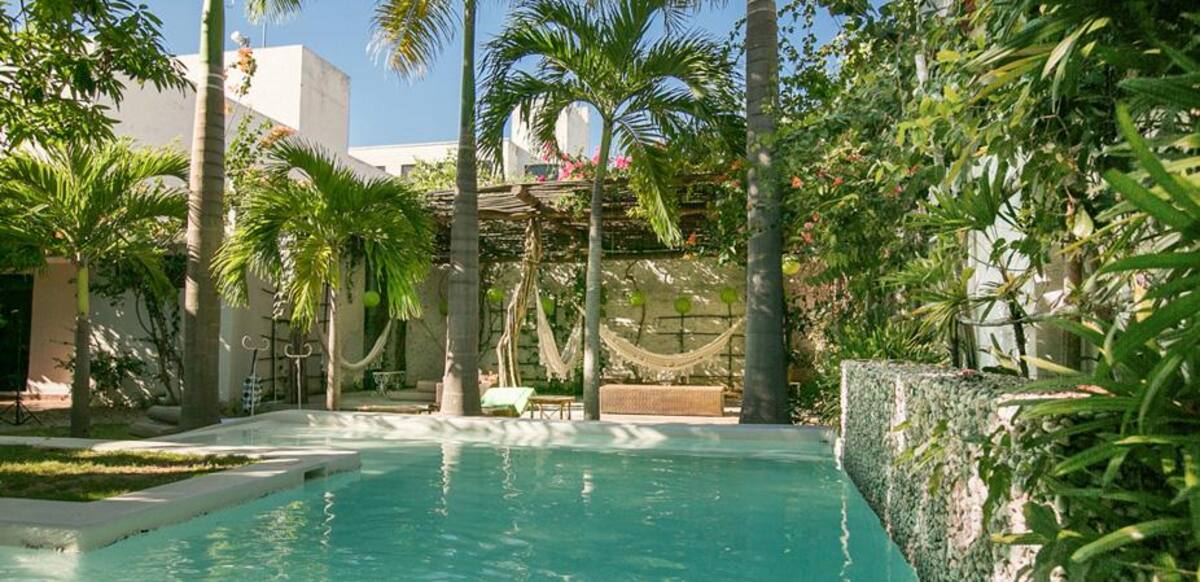 Levantarse en la mañana en un buen día soleado en el Hotel Boutique Casa Rosalía, en Valledupar, le levanta el ánimo al más triste, con esa luz brillante, viva, y ese desayuno con arepa típica vallenata preparada a la usanza de la dueña de la casa, horneadas sobre hojas del mango del patio, no deja espacio para las tristezas.