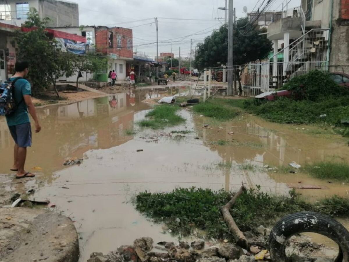 Calles inundadas por fuertes lluvias en la urbanización India Catalina