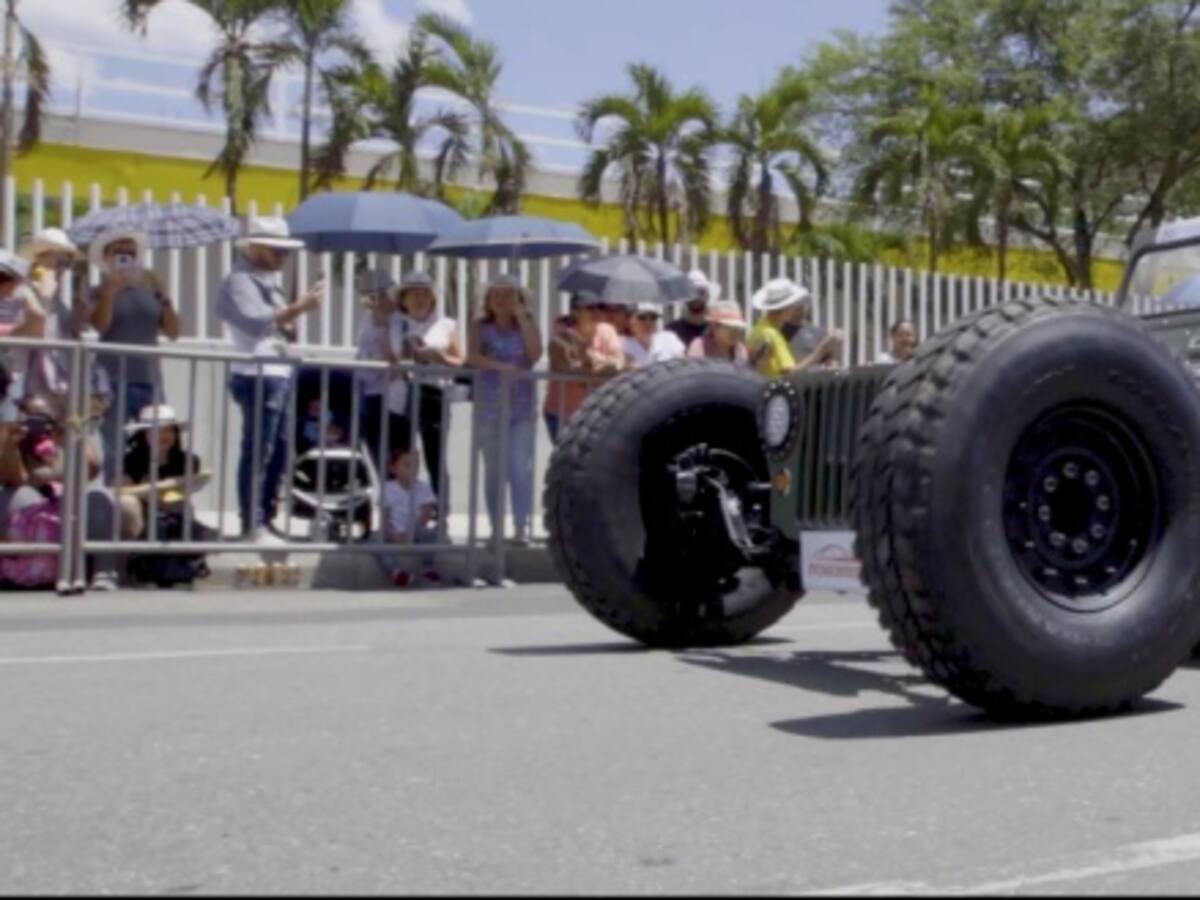 Así se vivió el desfile de autos clásicos en la Feria de las Flores