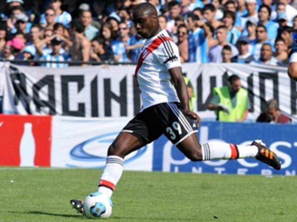 Con triunfo debutó el central colombiano Eder Álvarez Balanta en River Plate
