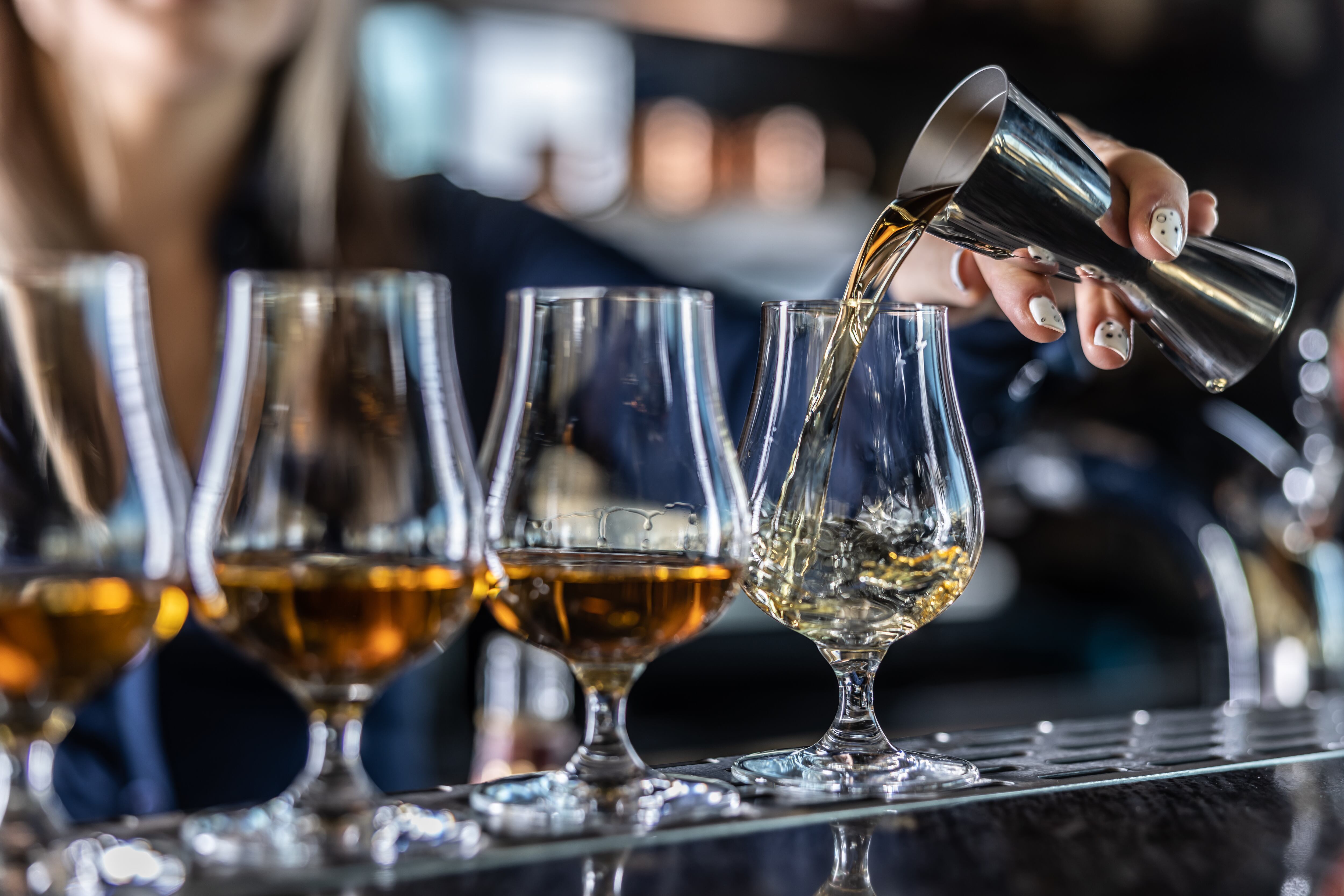 Bartender sirviendo ron en varios vasos (Foto: Getty Images)