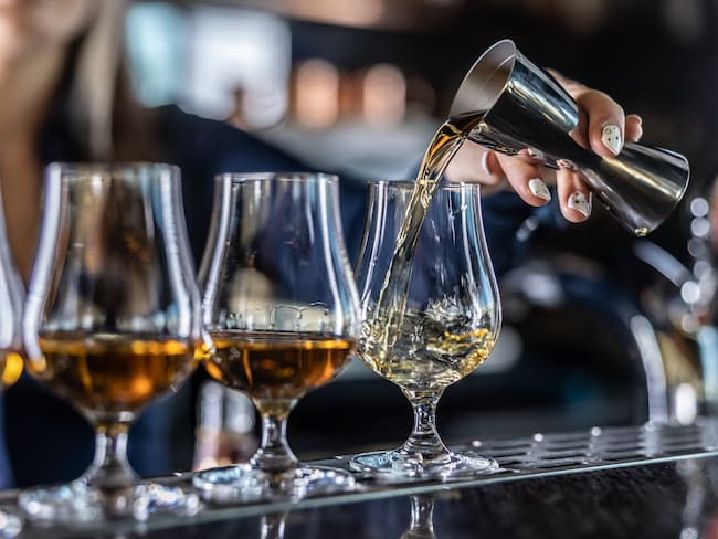 Bartender sirviendo ron en varios vasos (Foto: Getty Images)