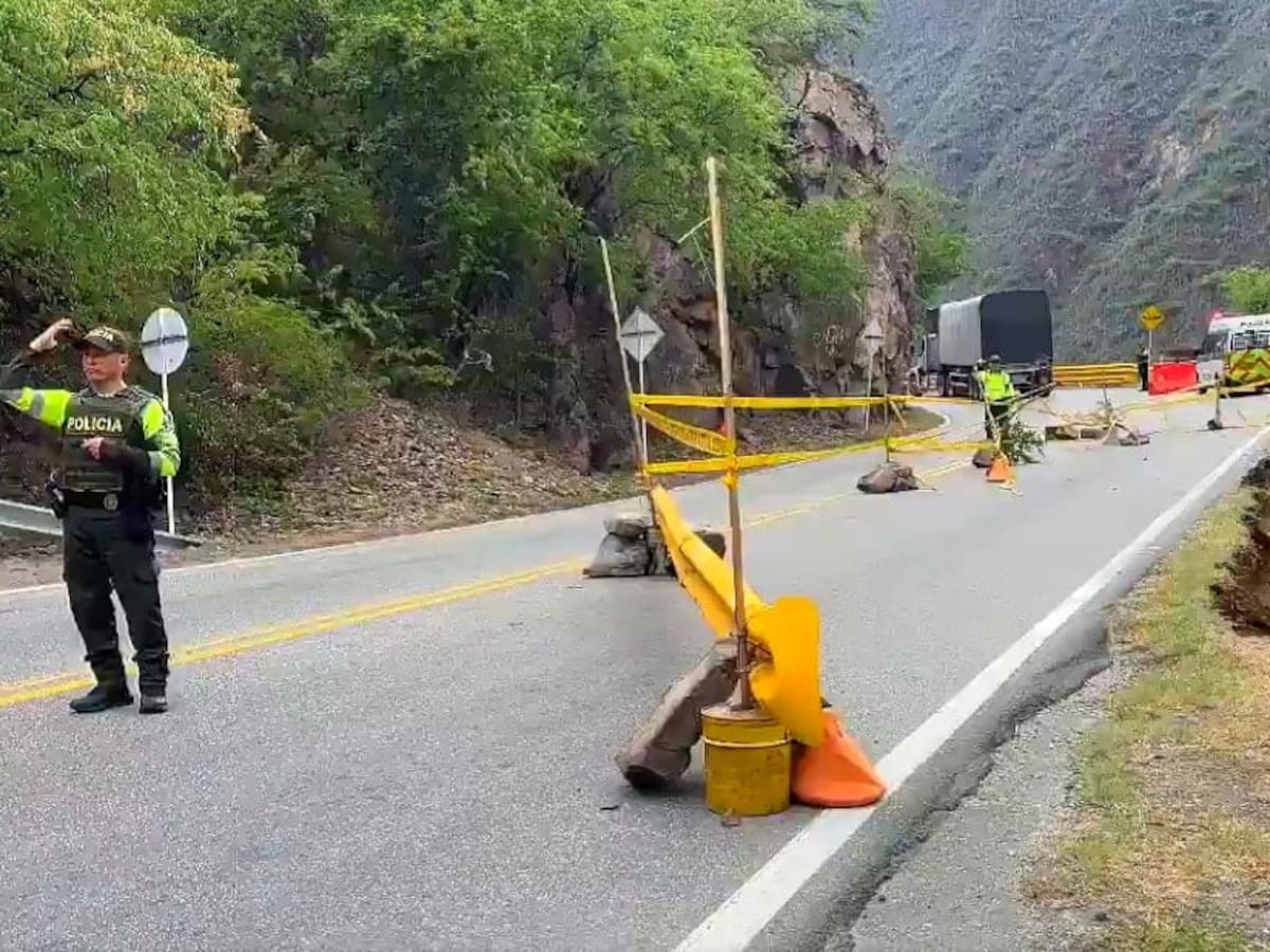 Camioneros advierten millonarias pérdidas por restricción en la vía Bucaramanga-San Gil