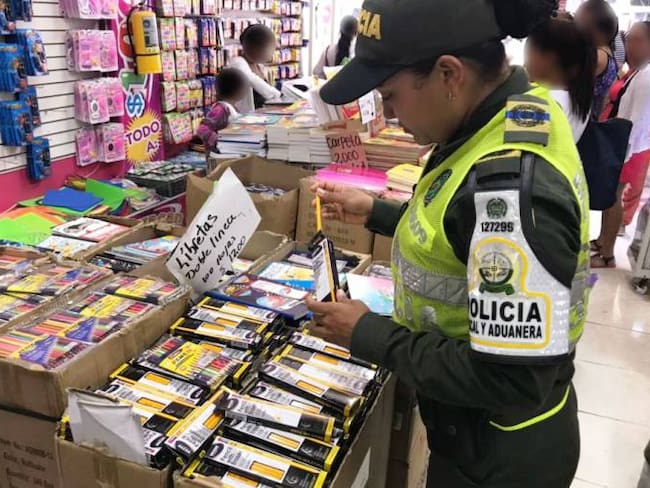 6.480 útiles escolares fueron aprehendidos en Cartagena por Dian y policía fiscal y aduanera