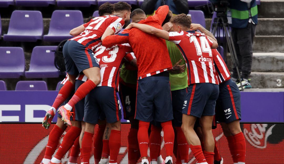 Los jugadores del Atlético festejan el gol del triunfo de Luis Suárez.