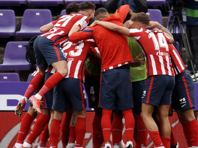 Los jugadores del Atlético festejan el gol del triunfo de Luis Suárez.