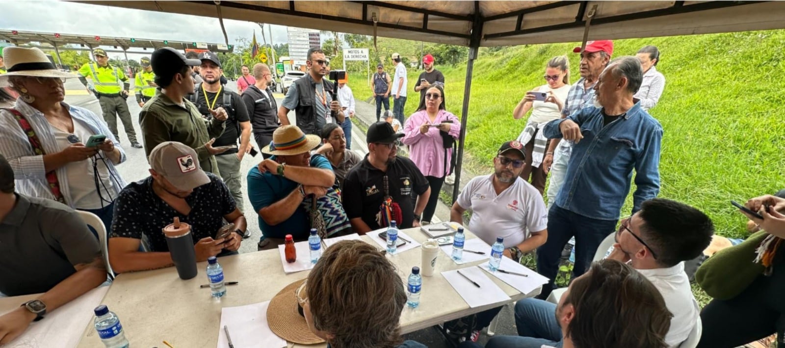 Mesa de trabajo entre representantes de la comunidad, ANI, Viceministro del Interior y congresistas del Eje Cafetero. Foto: Noticaldas.