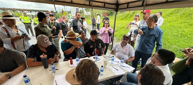 Mesa de trabajo entre representantes de la comunidad, ANI, Viceministro del Interior y congresistas del Eje Cafetero. Foto: Noticaldas.